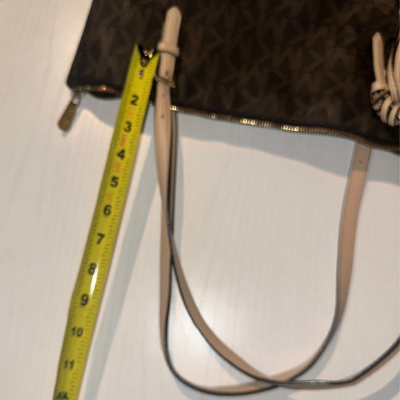 Michael Kors leather bag  w/original bag Charm, great condition. - Picture 6 of 11